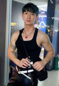 Sittinai-Somroop-sเสื้อกล้ามดำ