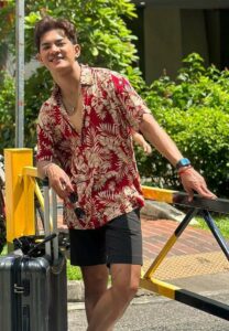 เเอล-วิทยา-เสื้อลายแดง