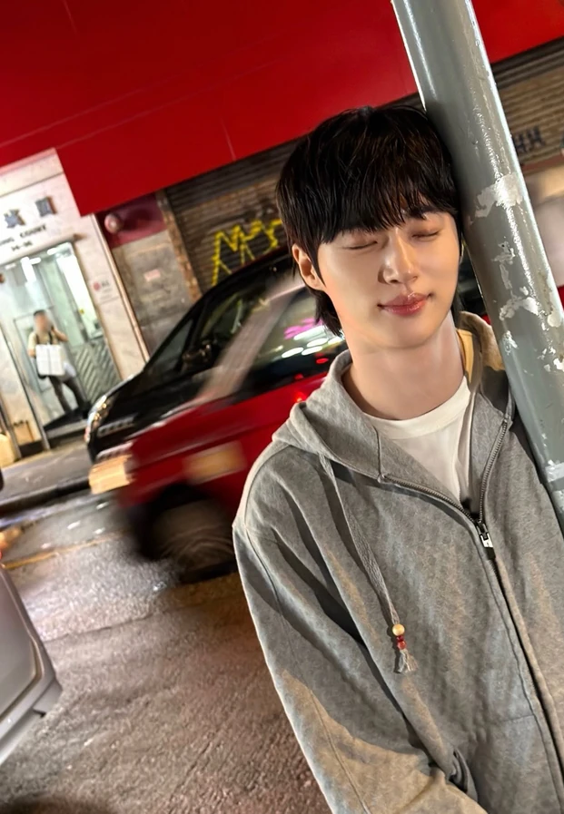บยอนอูซอก ในภาพถ่ายจาก Instagram ทางการ