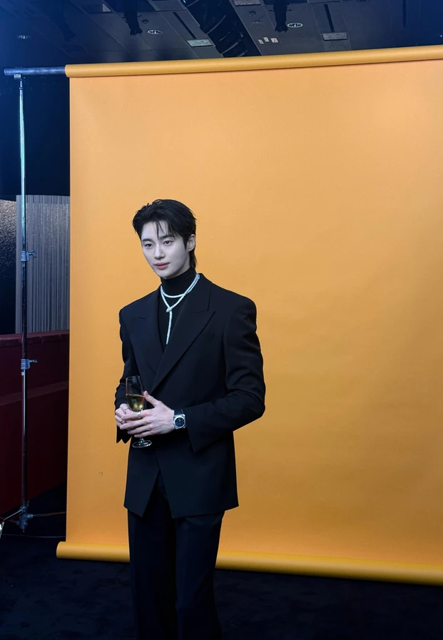 บยอนอูซอก ในภาพถ่ายจาก Instagram ทางการ