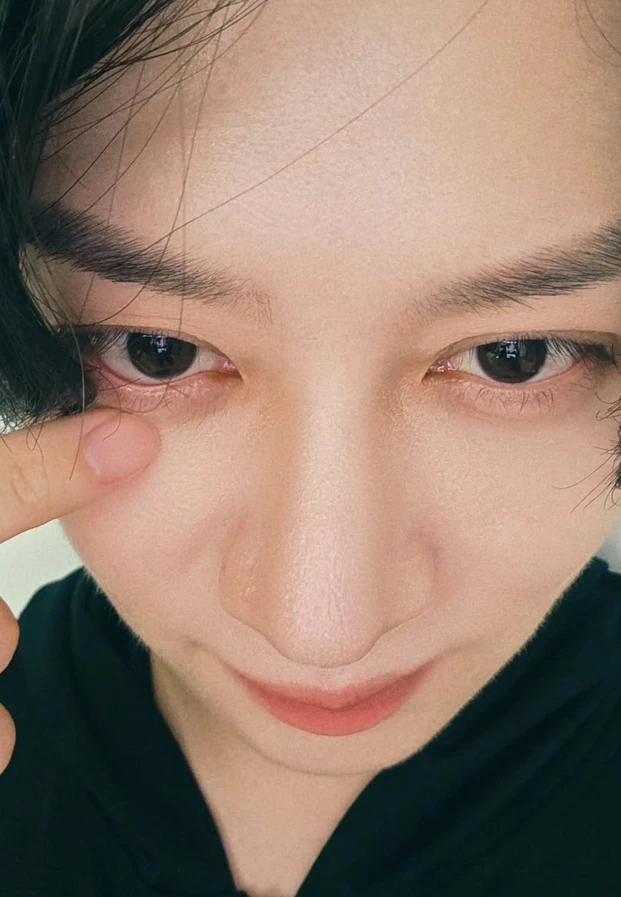 ฮีชอล ในภาพถ่ายจาก Instagram ทางการ