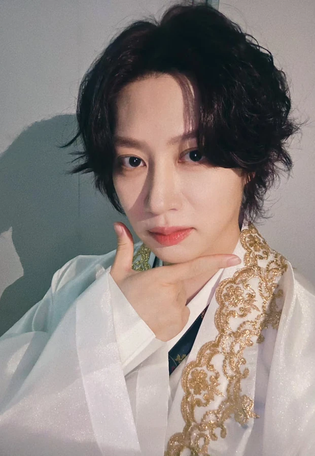 ฮีชอล ในภาพถ่ายจาก Instagram ทางการ