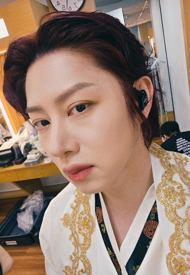ฮีชอล ในภาพถ่ายจาก Instagram ทางการ