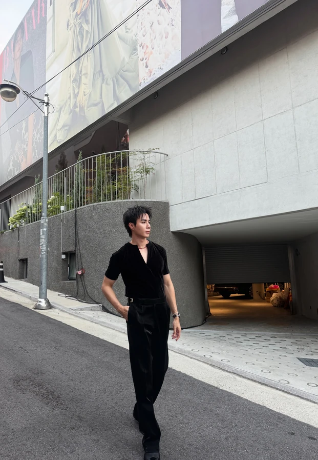 ซี พฤกษ์ ในภาพถ่ายจาก Instagram ทางการ