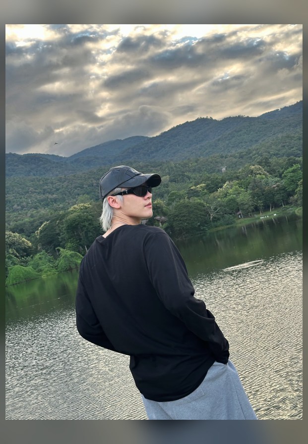 บอส ชัยกมล ยืนริมทะเลสาบ