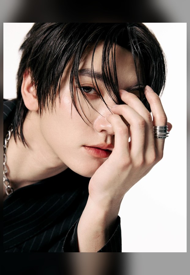 บอส ชัยกมล มองกล้องในลุคสบาย ๆ