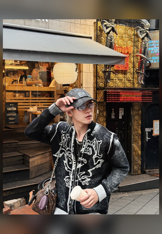 บอส ชัยกมล ยืนกลางแจ้งในเสื้อสีอ่อน