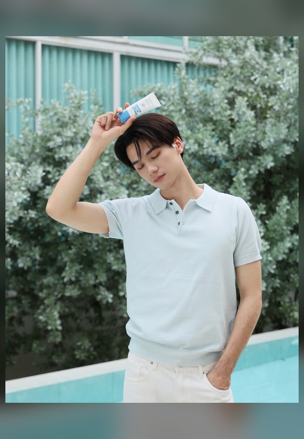 เก่ง หฤษฎ์ ยืนถ่ายภาพเต็มตัว