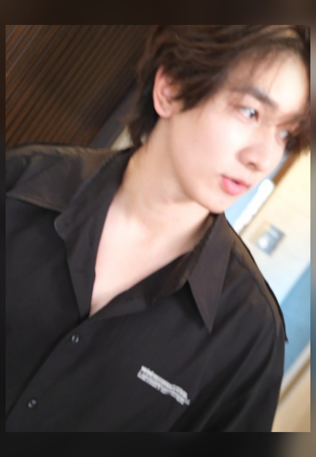 กองทัพ พีค ถ่ายภาพพอร์ตเทรตในเสื้อสีดำ