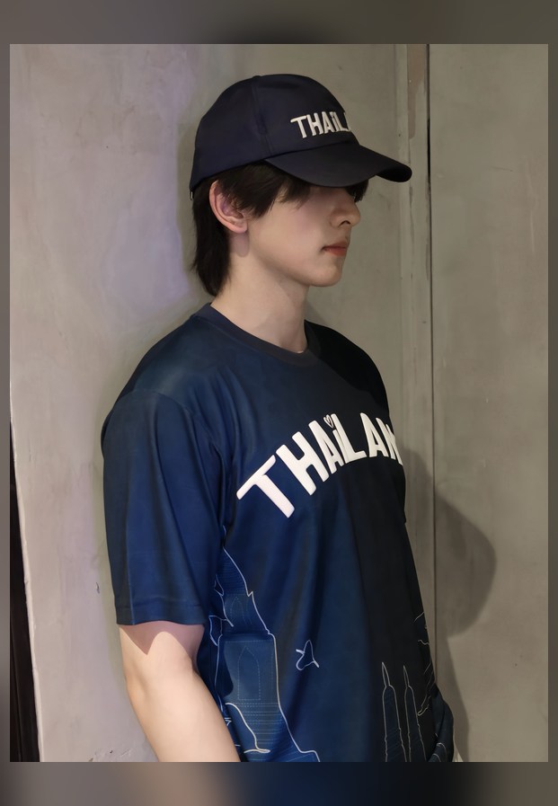 กองทัพ พีค สวมหมวกแก๊ปและเสื้อสีน้ำเงิน