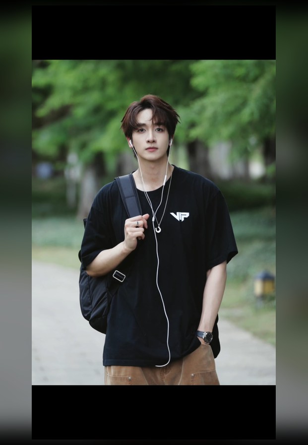 กองทัพ พีค ยืนกลางแจ้งในเสื้อสีดำ