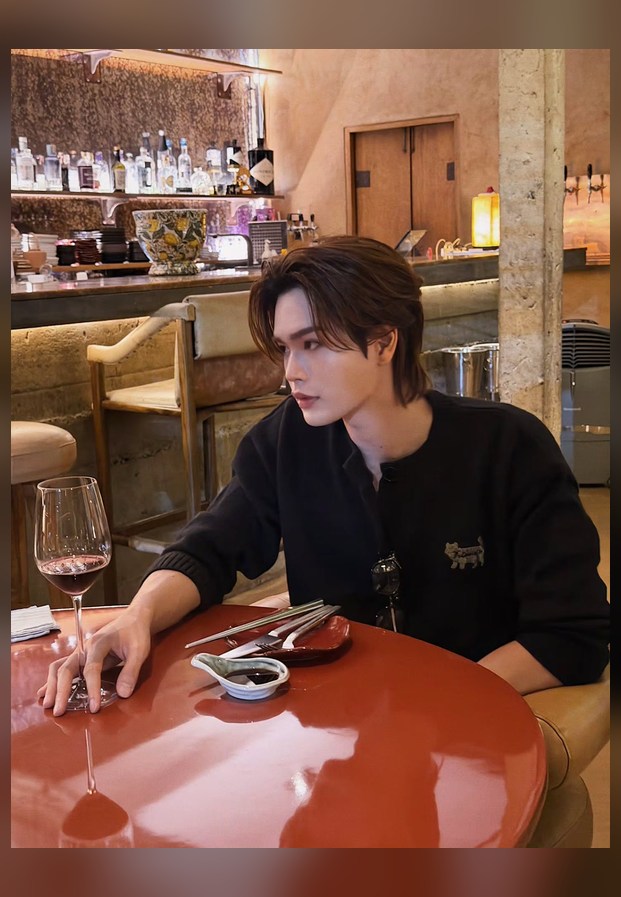 มาร์ค จิรันธนิน นั่งรับประทานอาหารในร้าน