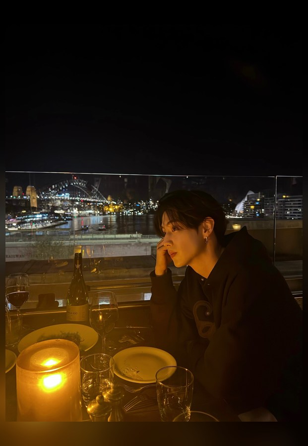 มาร์ค ต้วน มองกล้องในภาพแฟชั่น