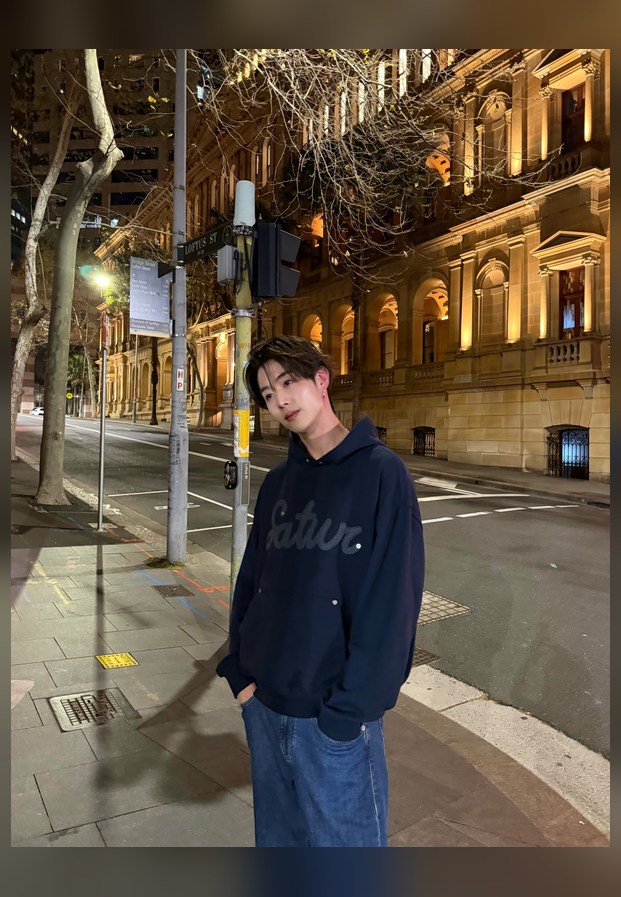 มาร์ค ต้วน ในลุคเสื้อแจ็กเก็ตสบาย ๆ