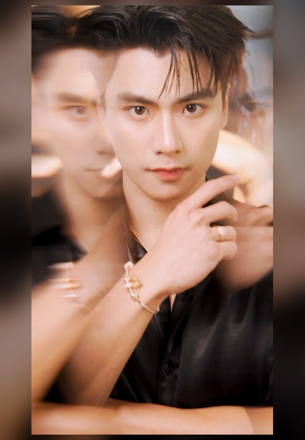 โอม ภวัต ยืนกลางแจ้งในเสื้อสีอ่อน