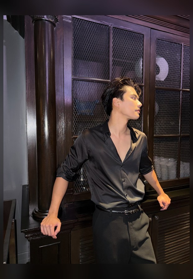 โอม ภวัต ถ่ายภาพเดี่ยวในชุดลำลอง